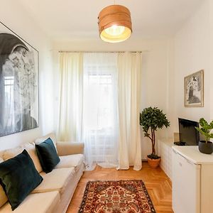 Stay In Style: Central 1Br With Vintage Touches And Balcony