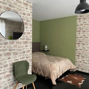 Studio Lit Queen-Size