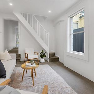Chic 3-Br Terrace - Prime Location, Modern Comforts