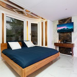 Art & Spa Luxury Bedroom At The Heart Historical Center