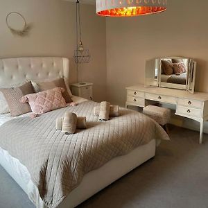 Gorgeous Central 3 Bed House Free Parking & Garden
