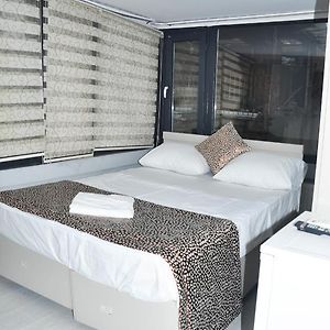 Studio Lit King-Size