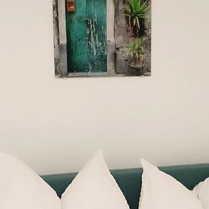 Studio Lit King-Size