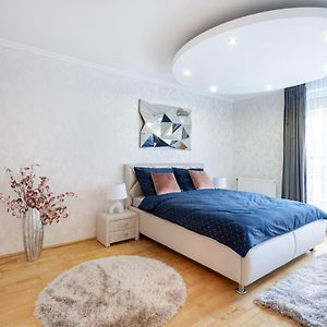 Beautiful Three Bedrooms Apartment With Free Parking Close To The Danube Coast