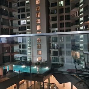 Hostel At Regalia Sky Pool