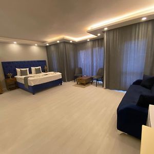 Studio Lit King-Size