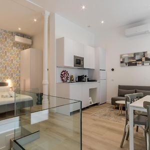Modern And Bright- 2 Bd 2 Bth - Center