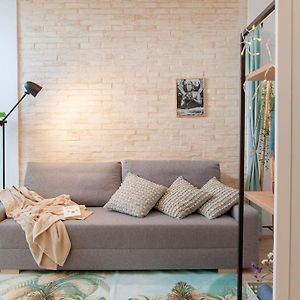 Al5 Seaside Bliss-Stylish Loft Steps From Malvarrosa