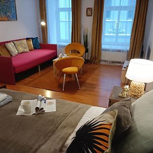 Old Town Sunny Bee Apartment Prime Location
