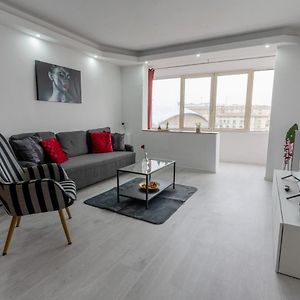 Quiet Apartment Ruby Horizon