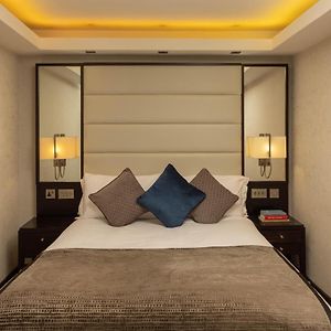 Studio Lit King-Size