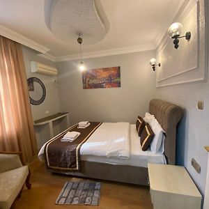 Studio Lit King-Size