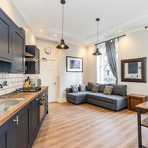 Traditional 3 Bedroom Quiet Duplex Flat By High St, Trams And Buses - Just 1-5 Miles To Centre