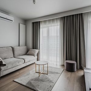 Studio Lit King-Size