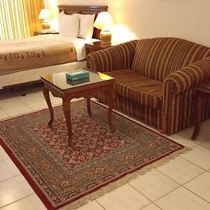 Studio Lit King-Size
