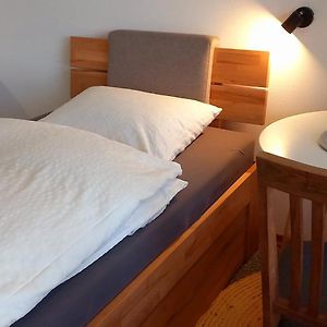 Studio Lit Queen-Size