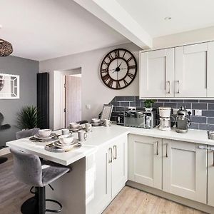 Luxury House 4 Ensuite Bedrooms, Free Parking ,Wifi