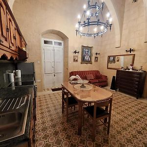 Cozy Corner House In Valletta - Authentic!
