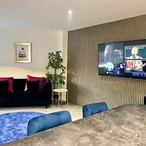Glas-Go 2 Bedroom Apartment 3 Min Walk To Secc Hydro Free Parking Onsite