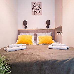 Studio Lit King-Size