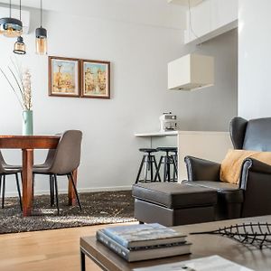 Elegant Getaway Near Iconic Eagles' Bridge