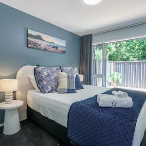 Auckland City Escape Modern Home With Spa Pool