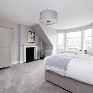 Dragon Suites - City Centre Castle View 1 Bed Apartment