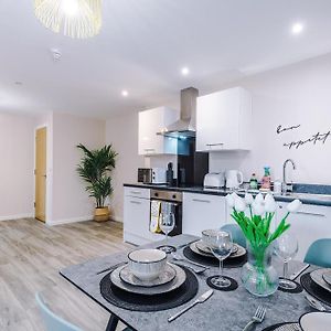 Deluxe New Build 2 Bedroom 2 Bathroom Apartment - Free Secure Parking
