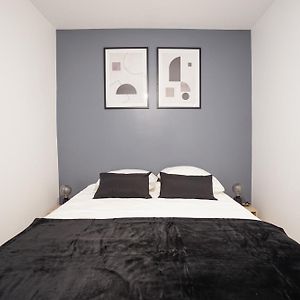 Large apt near Champ de Mars