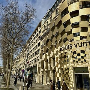 Au Coeur De L'Avenue Des Champs-Elysees / Arc De Triomphe