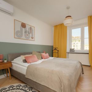 Apartment For 6 People Near Royal Baths Park By Renters Prestige