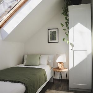 Urban Jungle Apartment - Free Parking