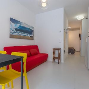 Academy Of Fine Arts -Modern Apt. With Balcony!