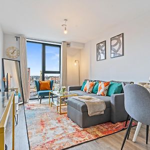 Vibrant Bliss - Luxury City Centre Stay, Sleeps 8, Central Location, Bullring, Fully Equipped Kitchen, King Bed, 2 Bathrooms,Terrace City View, Free Wifi And Board Games