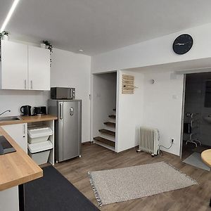 Studio Lit Queen-Size
