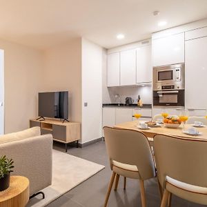 Authentic La Latina Getaway Just Steps From Madrid Iconic Rastro Latina Toledo X