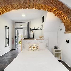 Whome Cozy Alfama Haven: Perfect For Exploring Lisbon