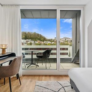 Luxury 2Br, Free Parking, Balcony