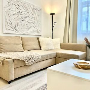 James Bond Apartment Top Location Air Conditioned