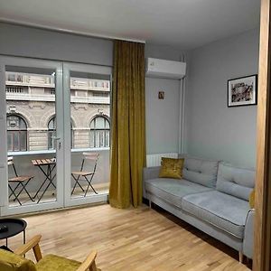 Double Studio Near University Square - 2 Balconies