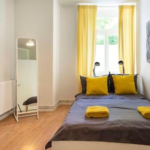 Cosy Two Br Plus Self Checkin Plus Street Parking