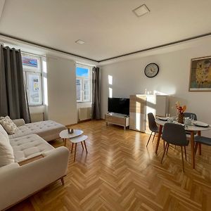 Appartement à 2 Chambres à Coucher