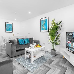 5 Bedroom House - 10 Guests - Multiple Off Street Parking - Garden - Smart Tv - Wifi - Contractors - Families - Groups - Top Rated - 98Q
