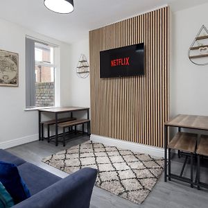 Newcombe House - Air Host & Stay - Free Parking
