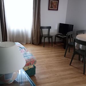 Appartement Avignon Centre Intra Muros Cour Exterieure Parking Prive Gratuit