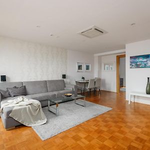 Roy 2 Bdr Apartment With Prague Castle View, Parking & Ac