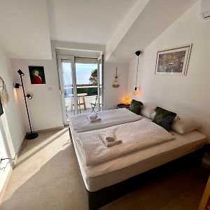 Studio Lit Queen-Size