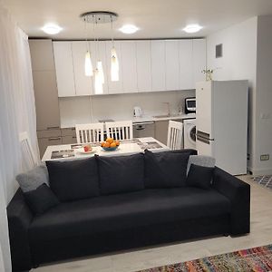 White Apartments Free Parking Self Check-Inn