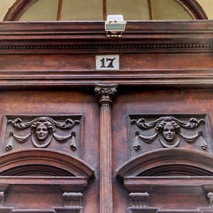 W17Elegant Inner City Apt W/King Bed&Friendly Host