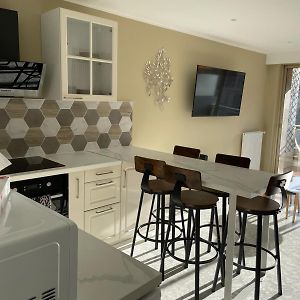 Le Regency, Appartement Familial Au Coeur Du Centre-Ville, Des Celebres Jardins Bioves, Et Seulement A 1 Minute A Pied De La Plage